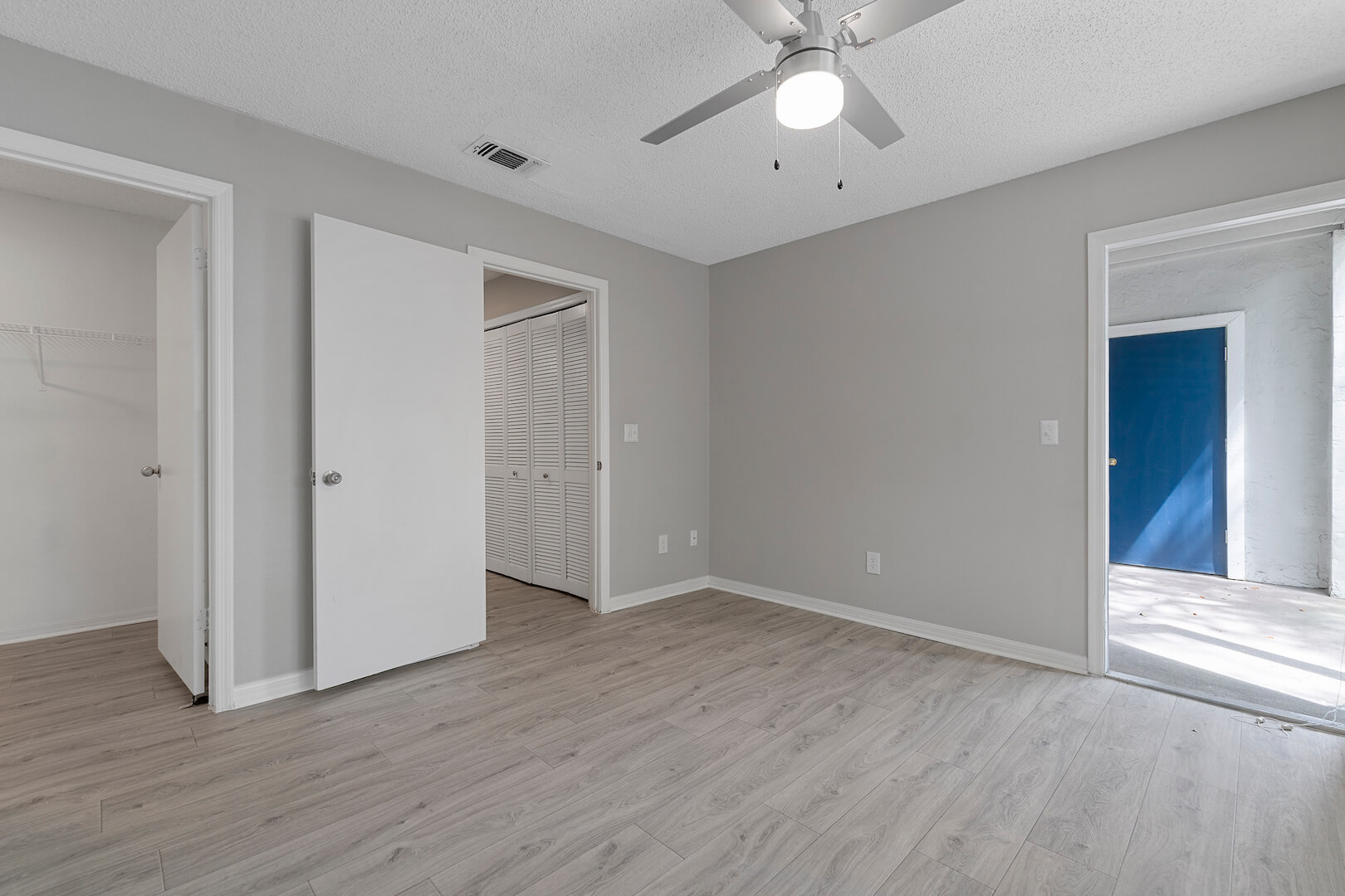 apartment front area with doors to laundry room